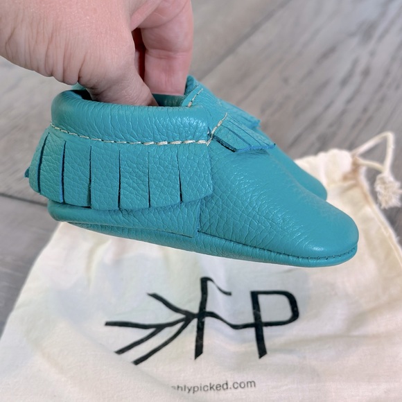 Sz 2, Freshly Picked Fringed Soft Soles with Dustcover, Turquoise - Picture 2 of 4